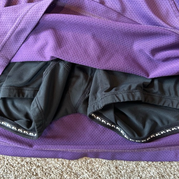 Brooks running skirt with built in shorts. Reflective areas. Back zipper pocket - Picture 4 of 10